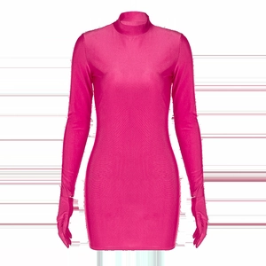 Dettaglio dell'abito aderente rosa fucsia a maniche lunghe con guanti integrati e tessuto liscio