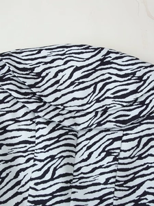 Detailopname van zebra-patroon stof met diagonale twill textuur en stikseldetails