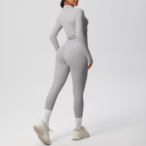 Détail de l'ensemble de yoga gris montrant les coutures et la poche latérale du legging