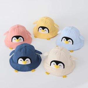 Cinq chapeaux de soleil colorés pour enfants en forme de manchot avec ailes 3D et broderie