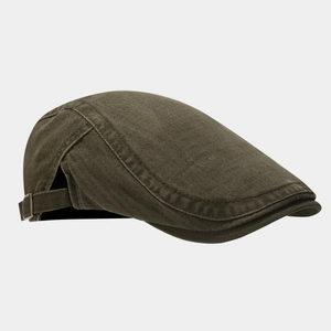 Détail du béret en coton olive foncé avec boucle métallique et texture en sergé