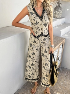 Détail de l'ensemble gilet et pantalon large à fleurs bohèmes avec dentelle noire élégante
