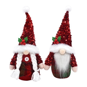 Gnomes de Noël avec chapeaux à paillettes rouges et tenues à carreaux sur fond blanc