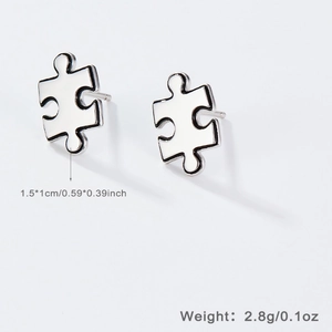 Detail view of S925 silver puzzle earrings with size 1.5x1cm and weight 2.8g
