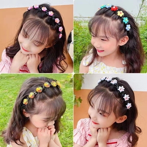 Detalle de diadema infantil con flores de colores y lindos conejitos blancos