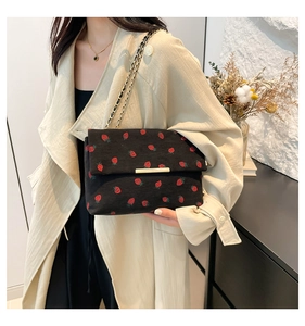 Détail du sac en velours côtelé imprimé fraise avec chaîne dorée et boucle