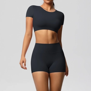 Detail der schwarzen High-Waist-Yoga-Shorts und Crop Top mit nahtlosem Stretchstoff