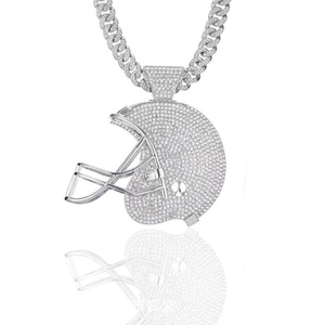 Pendentif casque de football argenté avec cristaux sur chaîne luxueuse à maillons