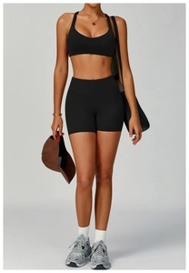 Détail du soutien-gorge de sport noir et du short de cyclisme avec une texture extensible
