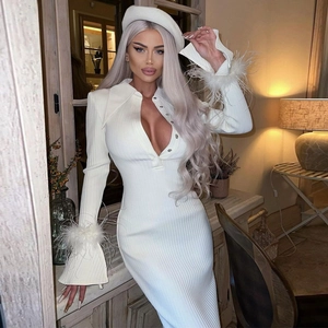 Robe longue élégante en maille côtelée blanche avec poignets en plumes et col POLO