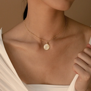 Collar vintage de moneda solar chapado en oro de 18K con estrella de nácar de mujer