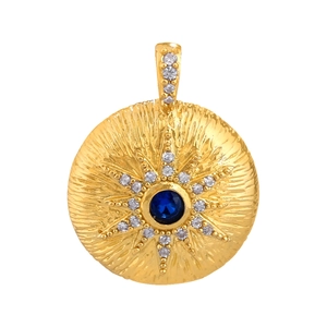 Dettaglio pendente a stella con gemma blu e diamanti bianchi in placcatura oro
