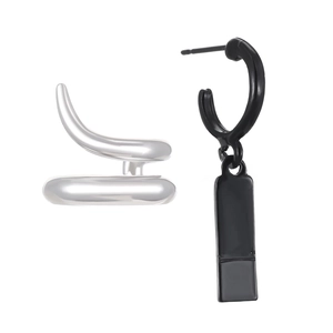 Détail d'un lot de boucles d'oreilles asymétriques spirale argent et noir mat