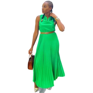 Mouwloze groene geplooide maxi-jurk voor dames met V-hals en stijlvolle bruine riem