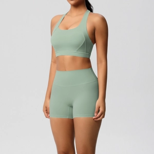 Yoga-Set in Salbeigrün mit Fokus auf High-Waist-Shorts und Racerback-Sport-BH-Design
