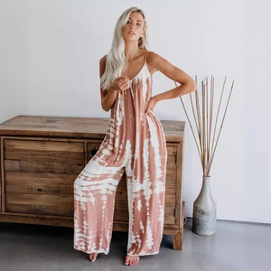 Combinaison d'été tie-dye à jambes larges avec fines bretelles et tissu plissé