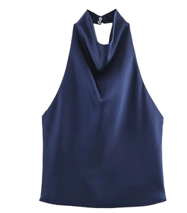 Détail du haut dos nu en satin bleu marine avec deux boutons blancs sur le col arrière