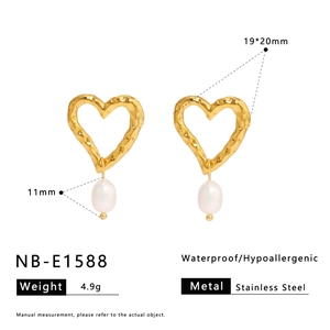 Detailed size and weight specs for gold heart earrings with white freshwater pearls