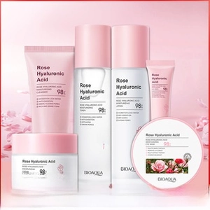 Vue détaillée du coffret de soins BIOAQUA à la rose et acide hyaluronique rose
