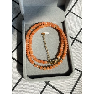 Halskette aus facettierten orangefarbenen Sonnensteinen mit vergoldeter Kette in Samtbox