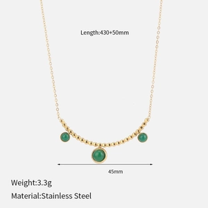 Dettaglio della collana in acciaio dorato con perline in pietra verde e dimensioni della catena