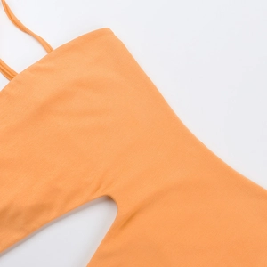 Nahaufnahme von orangefarbenem Strickstoff mit feiner Rippenstruktur und Handwerkskunst