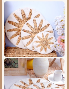 Detaillierte Makroansicht von geflochtenen Rattan-Wanddekor und Tischsets im Boho-Stil