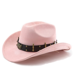 Dettaglio del cappello da cowboy rosa scamosciato con emblema di aquila e borchie