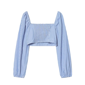 Haut court chic à rayures bleu et blanc avec buste smocké et manches bouffantes
