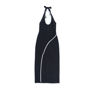 Détail de la robe noire avec dentelle festonnée blanche sur le col en U et la fente