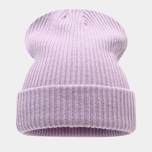 Détail du bonnet en tricot lavande avec côtes verticales et large bord replié