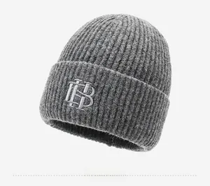 Détail du bonnet en tricot gris avec broderie blanche du logo IB de haute qualité