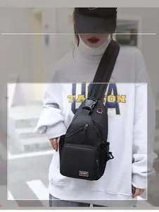 Détail du sac de poitrine en nylon imperméable avec compartiments zippés et poche filet latérale
