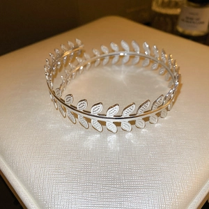 Elegant silver leaf leaf-shaped open bangle featuring a layered wheat spike design