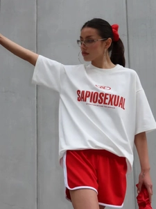 Κοντινό πλάνο λευκού βαμβακερού t-shirt με έντονο κόκκινο τύπωμα Sapiosexual