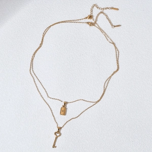 Collier double rang en acier inoxydable doré avec plaque étoile et pendentifs clés