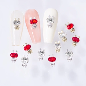 Charmant lapin pour ongles avec strass rouges et transparents sur base en alliage