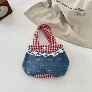 Détail du sac à main rétro à carreaux en denim bleu avec bordure en dentelle