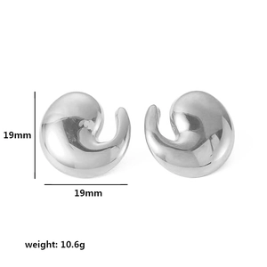Close-up of silver comma-shaped spiral earrings with size 19mm and weight 10.6g