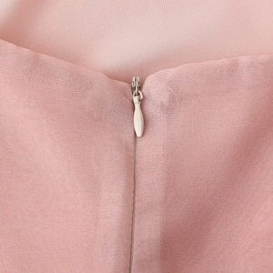 Robe longue tie-dye rose avec fermeture éclair invisible sur un tissu en mousseline
