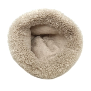 Détail du chapeau bob en peluche beige avec doublure en daim douillet et bord en fausse fourrure