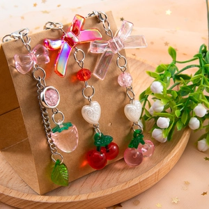 Porte-clés doux en alliage de zinc avec fraises et nœuds sur support de vente