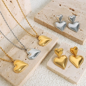 Minimalistisches Schmuckset mit Herzanhänger und Ohrringen aus 18K vergoldetem Titanstahl