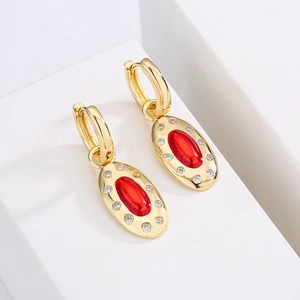 Orecchini ovali placcati oro 18K con zircone rosso e cristalli su supporto bianco
