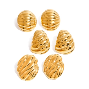 Trois paires de boucles d'oreilles dorées en acier inoxydable aux textures rainurées