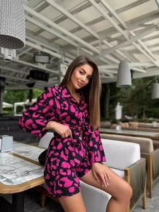 Ensemble deux pièces imprimé léopard rose pour femme avec chemise nouée et short taille haute