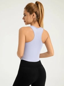 Gilet da yoga lilla con retro a vogatore e leggings neri per fitness e allenamento