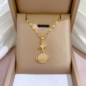 Collier en acier titane doré avec pendentif planète et étoiles serti de zircons