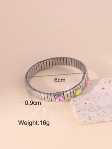 Detail of 6cm elastic steel bracelet with three-color acrylic stones and size markings