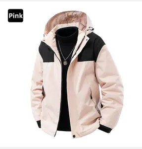 Detailansicht der pink-schwarzen Windjacke mit verstellbarer Kapuze und Reißverschluss